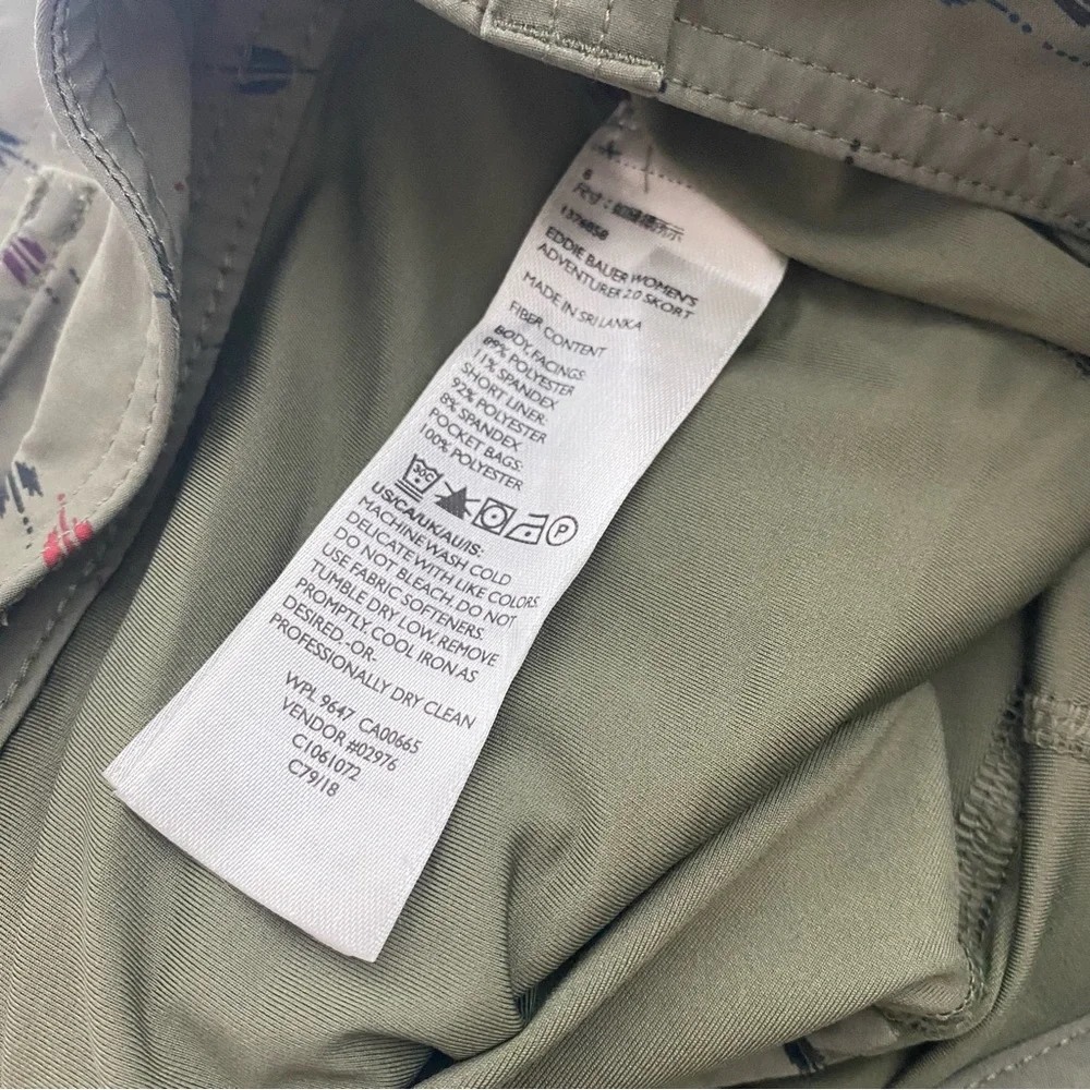 New EDDIE BAUER Womens Adventurer 2.0 Mini Skirt Skort Green Arrow Print Size 8